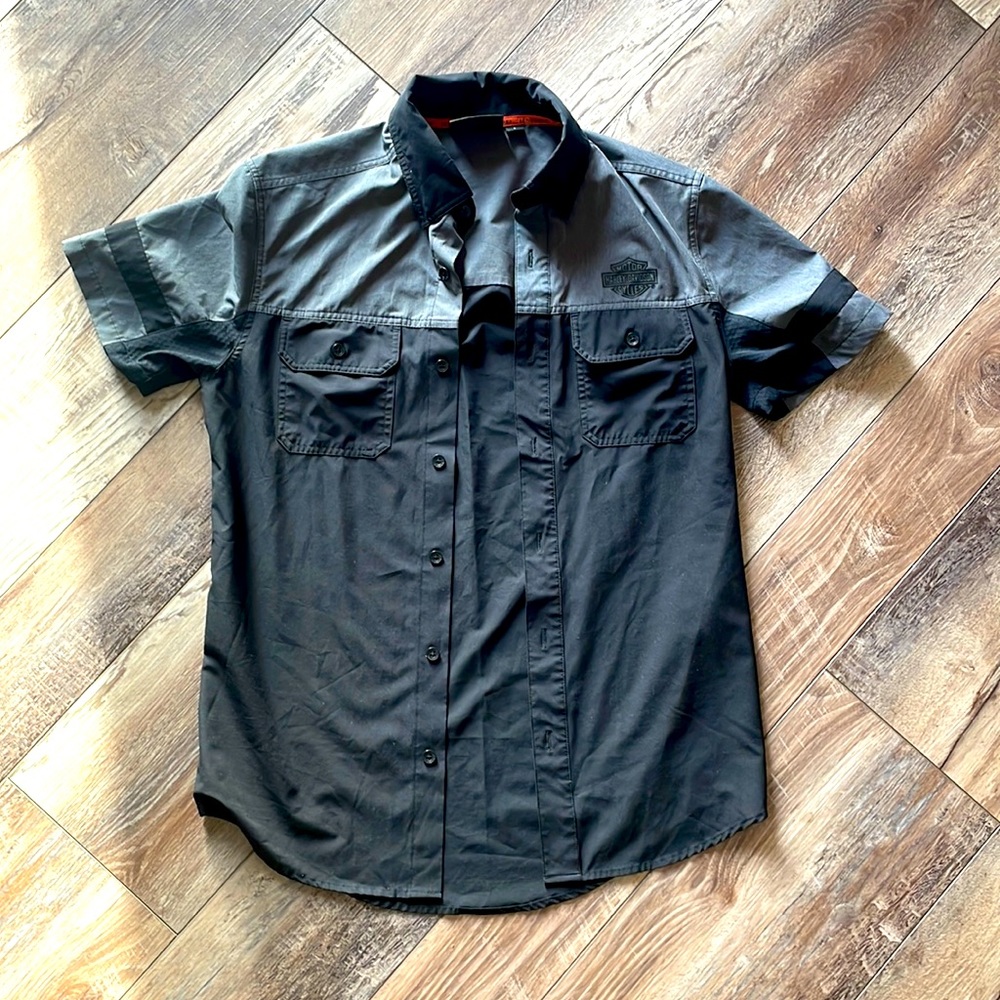 Genuine Harley Davidson men’s size small full button up GREAT CONDITION